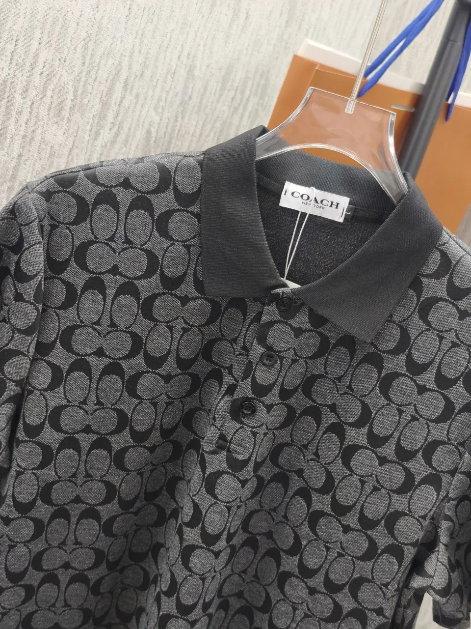 🌈🌈Coach/Coach all-over logo jacquard lapel short-sleeved polo shirt. Selected soft waxy terry cotton fabric, fluffy and skin-friendly, breathable and not sweaty. Customized fabrics are made of wafer cloth and jacquard knitting technology. Straight-leg tailoring, smooth, comfortable upper body, Breathable, concave and convex three-dimensional, fashionable and casual wear. Color: Black Sizes: M-3XL